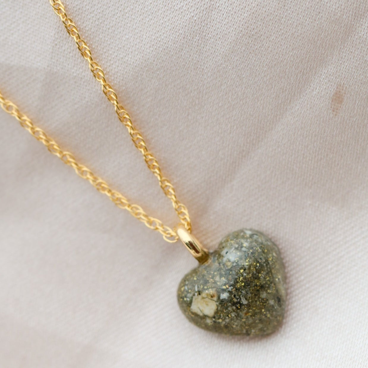 Simple keepsake pendant
