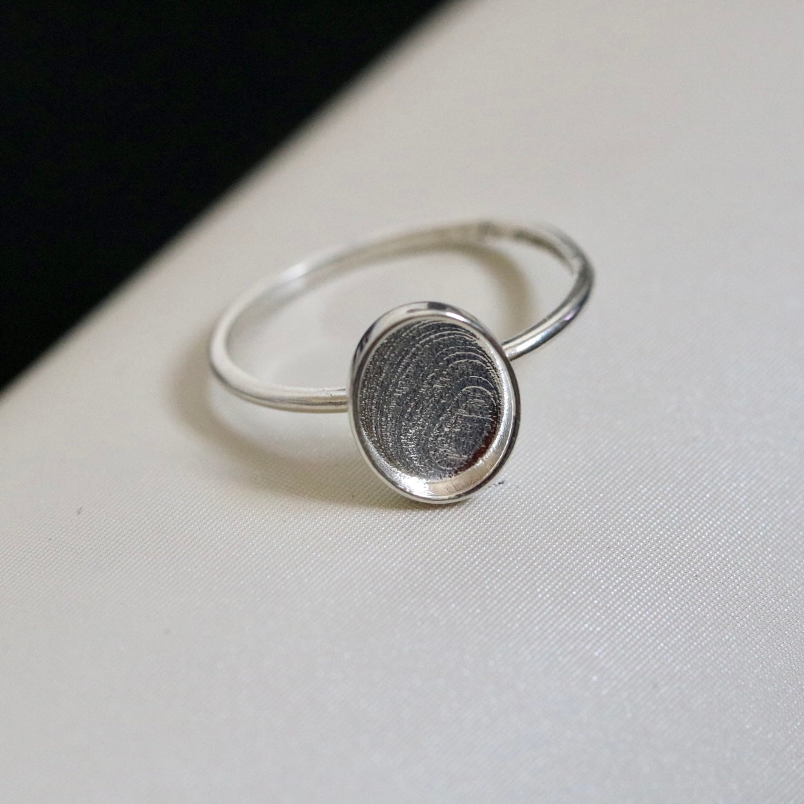 14k White Gold simplicity oval ring size 5.5