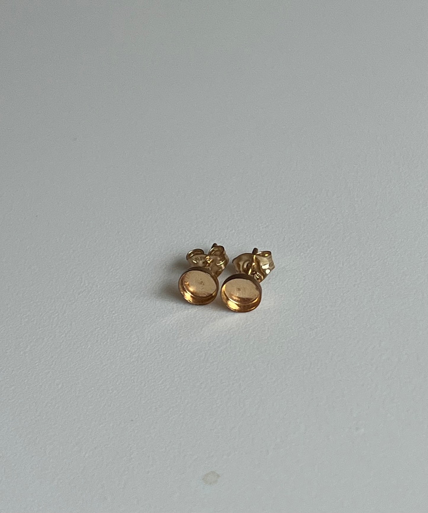 Round studs