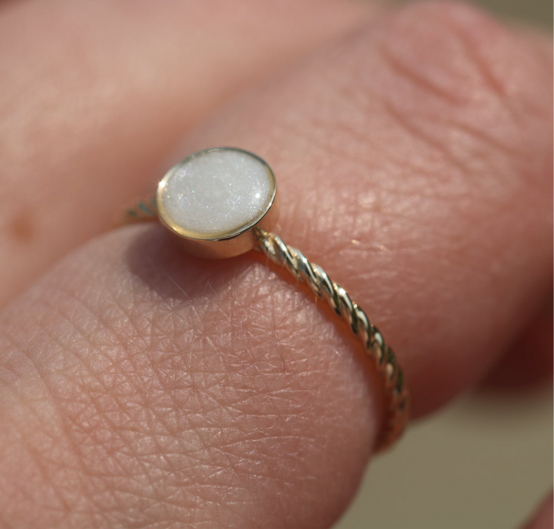 10k Luna Twist Ring