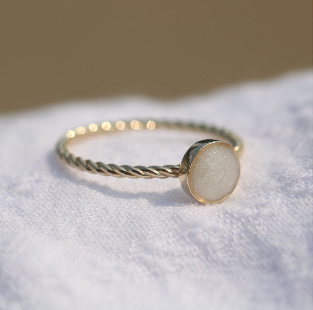 10k Luna Twist Ring